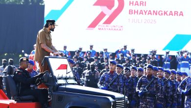 Gubernur Aceh, Muzakir Manaf, bertindak sebagai Inspektur Upacara pada peringatan Hari Ulang Tahun (HUT) Bhayangkara ke-79 yang digelar di Lapangan Blang Padang, Banda Aceh, Selasa (1/7).