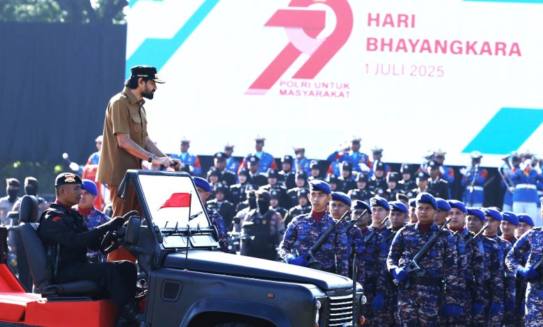 Gubernur Aceh, Muzakir Manaf, bertindak sebagai Inspektur Upacara pada peringatan Hari Ulang Tahun (HUT) Bhayangkara ke-79 yang digelar di Lapangan Blang Padang, Banda Aceh, Selasa (1/7).