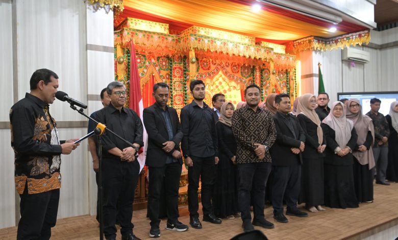 Wakil Gubernur Aceh, Fadhlullah, secara resmi mengukuhkan jajaran Pengurus Aceh Australian Alumni (AAA) untuk periode 2025–2028. Acara pengukuhan berlangsung di Rumah Dinas Wakil Gubernur Aceh, kawasan Blang Padang, Banda Aceh, pada Rabu malam, 6 Agustus 2025.