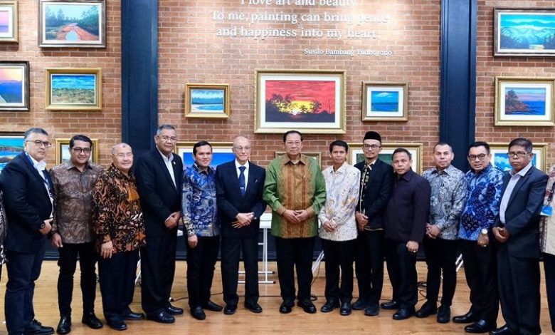 Wakil Gubernur Aceh, Fadhlullah, bersama Wali Nanggroe Aceh, Malik Mahmud Al-Haytar, dan perwakilan civitas akademika Aceh melakukan pertemuan penting dengan Presiden ke-6 Republik Indonesia, Prof. Dr. Susilo Bambang Yudhoyono (SBY), di kediamannya di Cikeas, Jawa Barat, Rabu, 13 Agustus 202