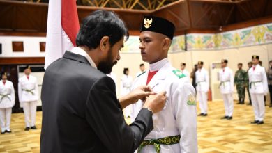 Gubernue Aceh, Muzakir Manag, mengukuhkan Pasukan Pengibar Bendera Pusaka (PASKIBRAKA) Tahun 2025 di Anjong Mon Mata, Banda Aceh, 13/08/2025