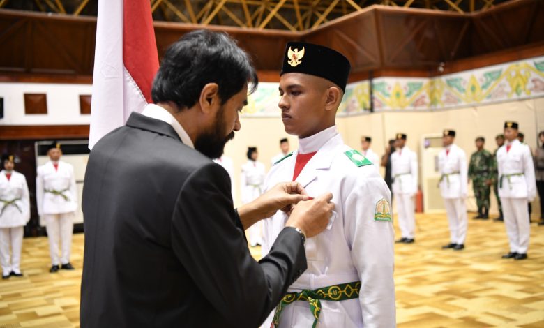 Gubernue Aceh, Muzakir Manag, mengukuhkan Pasukan Pengibar Bendera Pusaka (PASKIBRAKA) Tahun 2025 di Anjong Mon Mata, Banda Aceh, 13/08/2025