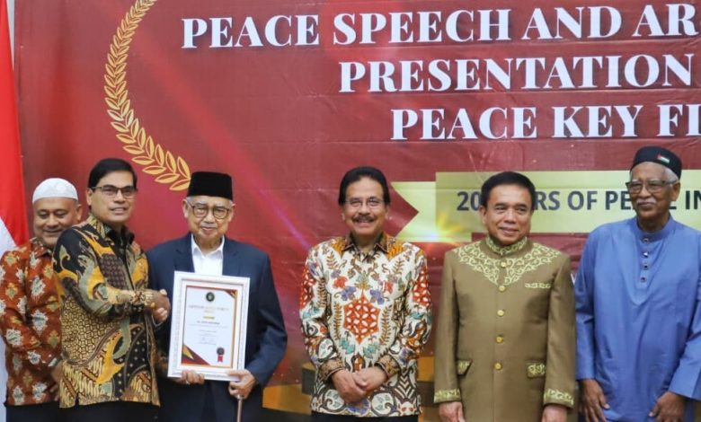 penghargaan Peace Award dari Universitas Islam Negeri (UIN) Ar-Raniry, Banda Aceh,
