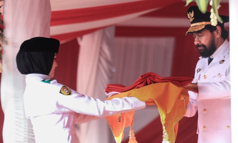 Gubernur Aceh Muzakir Manaf menerima bendera ,merah putih dari anggota paskibraka