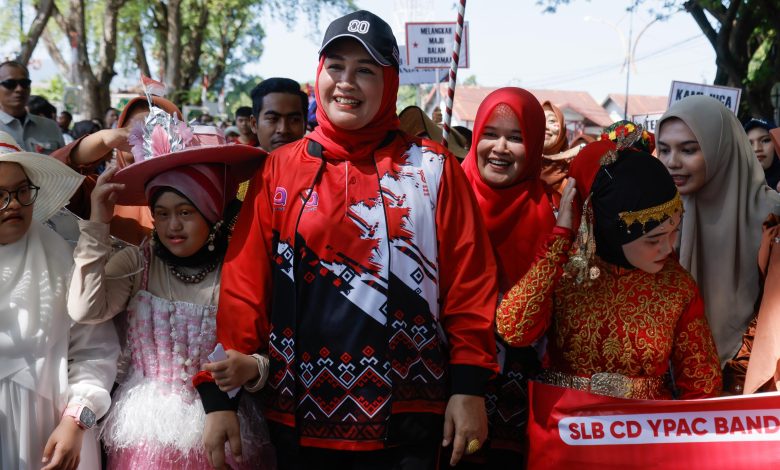 Isteri gubernur sanmbut pawai