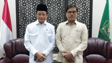 Keterangan foto: Rektor UIN Ar-Raniry Banda Aceh, Prof Dr Mujiburrahman MAg, berdiskusi dengan Menteri Agama, Prof Dr KH Nasaruddin Umar MA, membahas draf buku "Teladan Sang Menteri " di Kantor Kemenag, Jakarta Pusat, Selasa (19/8/2025).