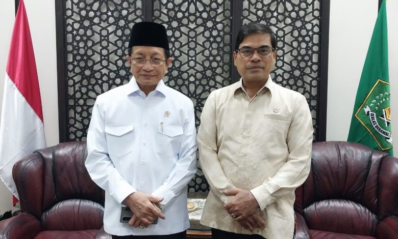 Keterangan foto: Rektor UIN Ar-Raniry Banda Aceh, Prof Dr Mujiburrahman MAg, berdiskusi dengan Menteri Agama, Prof Dr KH Nasaruddin Umar MA, membahas draf buku "Teladan Sang Menteri " di Kantor Kemenag, Jakarta Pusat, Selasa (19/8/2025).