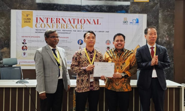 Penghargaan diserahkan langsung oleh panitia konferensi yang diwakili Dr P. Rajendran (Secretary General I-LISS), Dr Thoriq Tri Prabowo (Organising Secretary), dan Prof Dong-Geun Oh (President I-LISS). Foto HO-Humas UIN