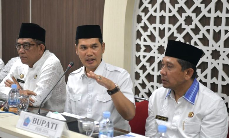 Sekda Aceh M Nasir (tengah) memberi arahan terkait persiapan MTQ provinsi. Foto HO Pemprov Aceh