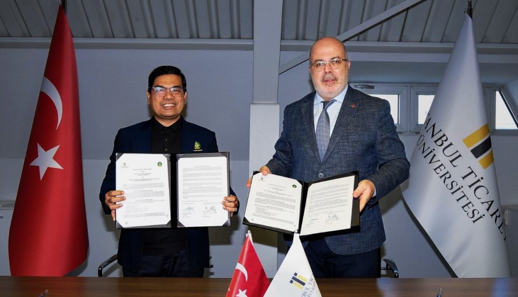 Rektor UIN Ar-Raniry, Prof Dr Mujiburrahman MAg bersama Wakil Rektor Prof Dr Hanifi Parlar melakukan Penandatanganan nota kesepahaman (MoU) di Kampus Sâdâbât Sütlüce, Istanbul Ticaret University, Kamis (16/10) Foto Dok Humas UIN