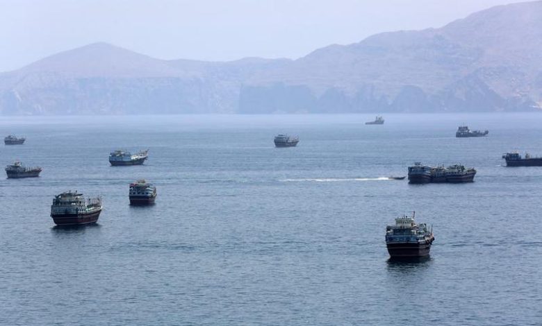 Foto yang diabadikan pada 20 Juni 2026 ini memperlihatkan Selat Hormuz di dekat Khasab, sebuah kota kecil di Oman utara. (Xinhua/Wen Xinnian)
